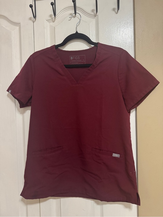 Figs Tops - FIGS Women's Short Sleeve V-Neck Scrub Top in Burgundy